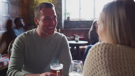 Reunión-De-Pareja-Para-Tomar-Una-Copa-A-La-Hora-Del-Almuerzo-En-Un-Pub-Tradicional-Inglés-Haciendo-Un-Brindis