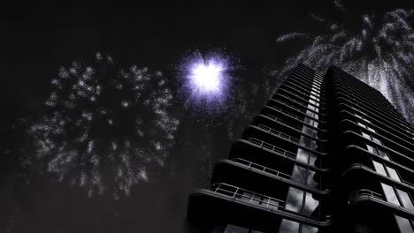 animación de un moderno bloque de torre con navidad blanca y fuegos artificiales de año nuevo explotando en el cielo nocturno