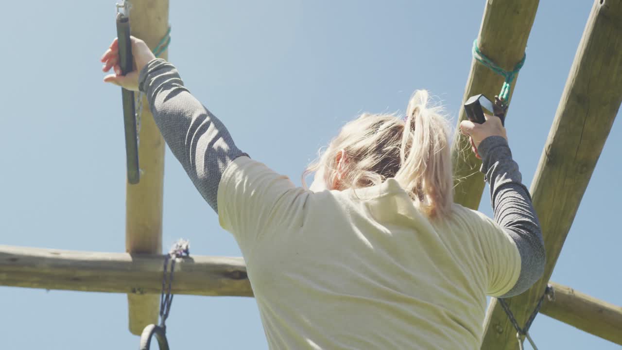 ⁇ 빛 속 의 군대 장애물 코스 에서 트라페즈 바 에 매달려 있는  ⁇ 색 여성 군인