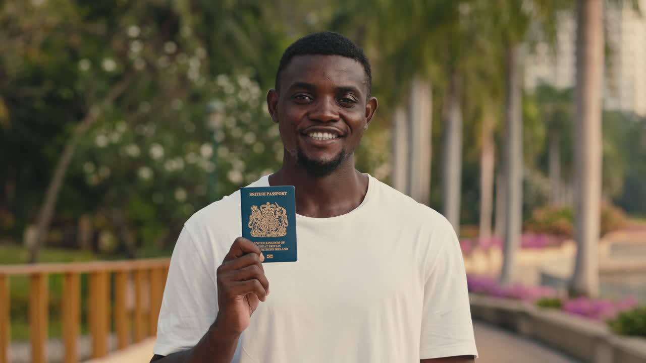 Uomo che tiene un passaporto britannico in un parco