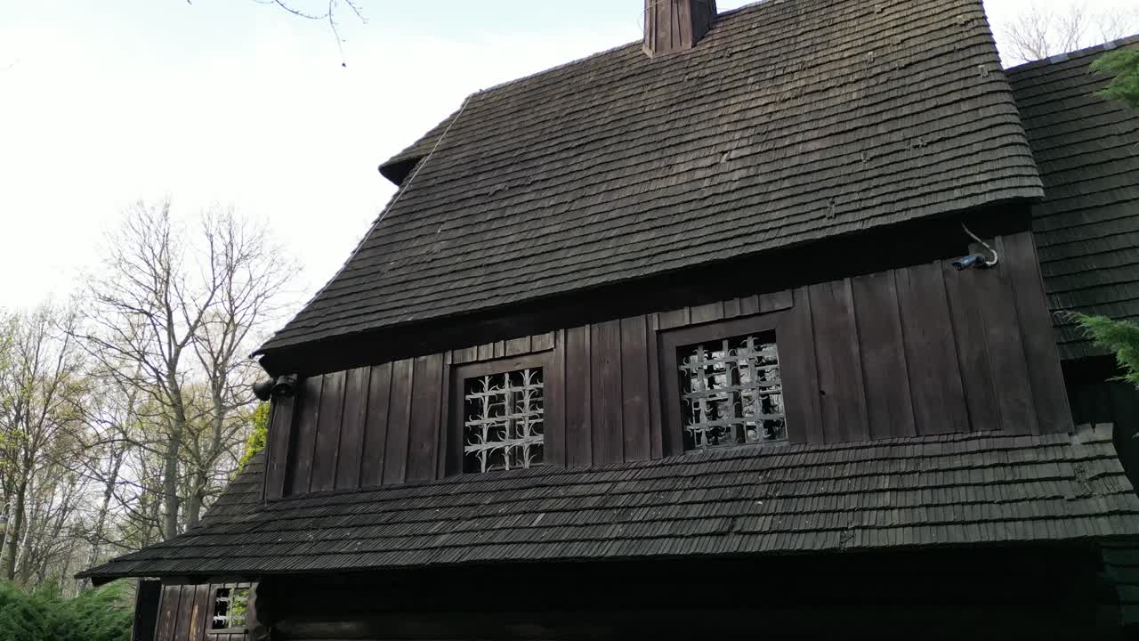 오래된 역사적인 교회, 중세, 전체 나무로 만들어진 - 드론 뷰 4k