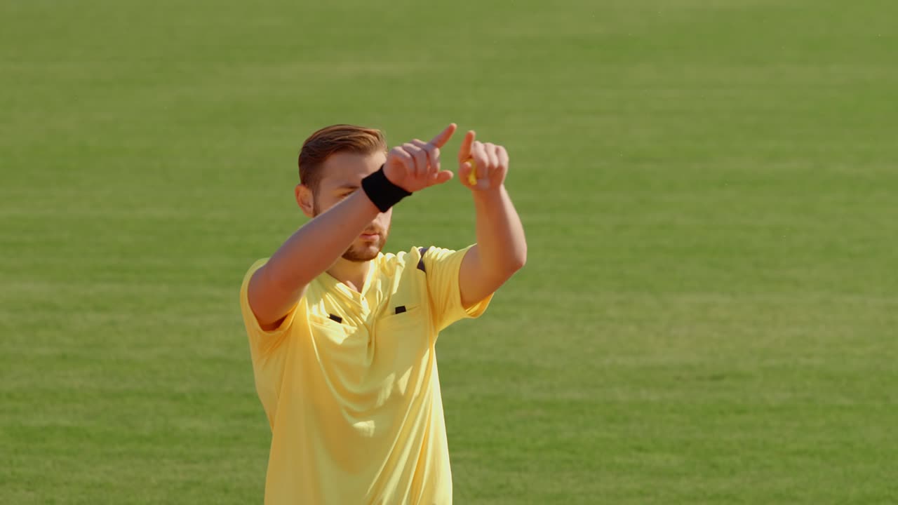 축구 심판이 휘파람을 치고 페널티을 보여줍니다 (비디오 조수 결정, 75fps)