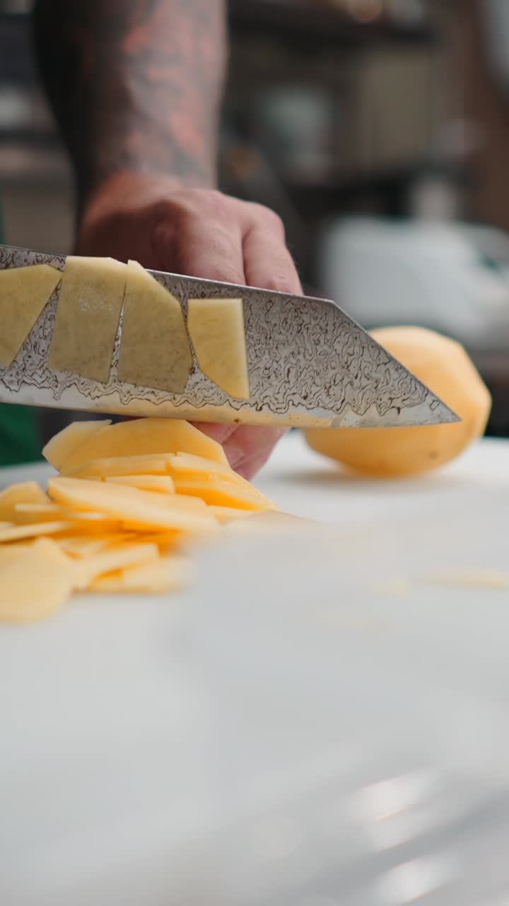 Tagliare le patate a fette per cucinare