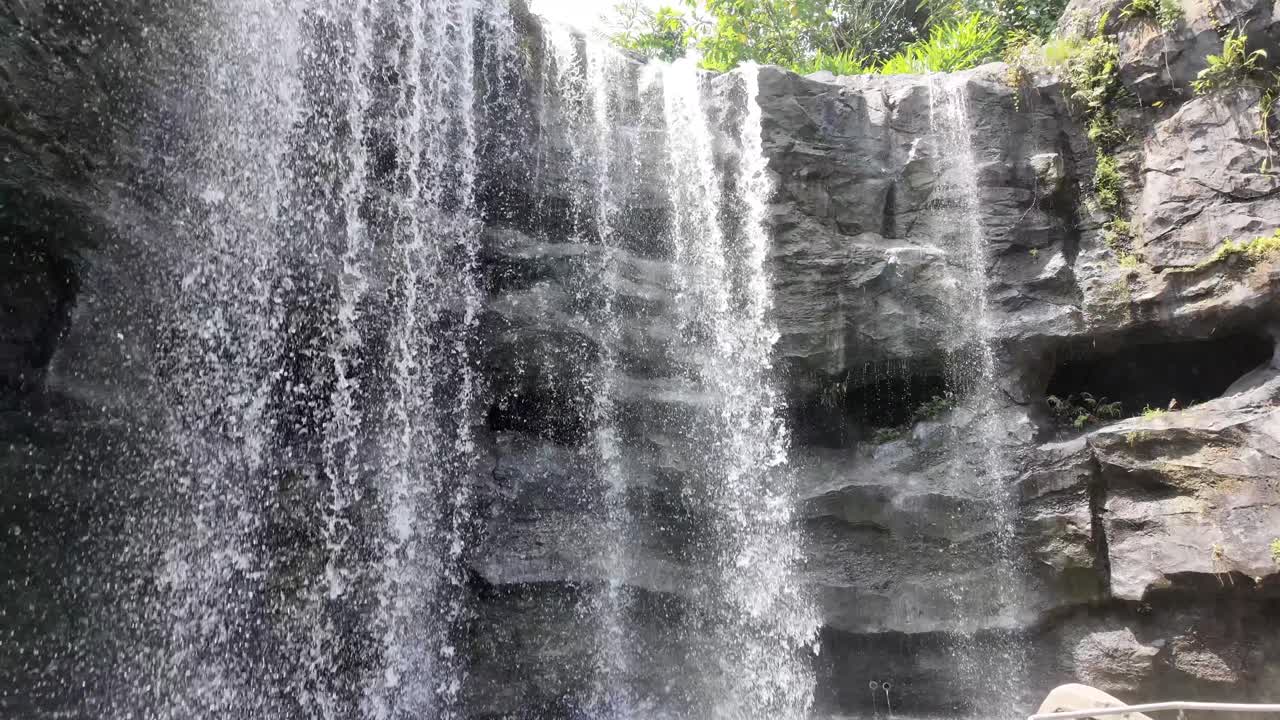 escena de la cascada