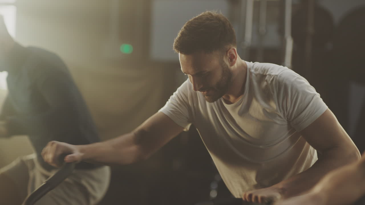 체육관 에서 운동 자전거 를 타고 운동 하는 사람