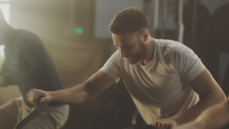 hombre trabajando en una bicicleta de ejercicio en un gimnasio