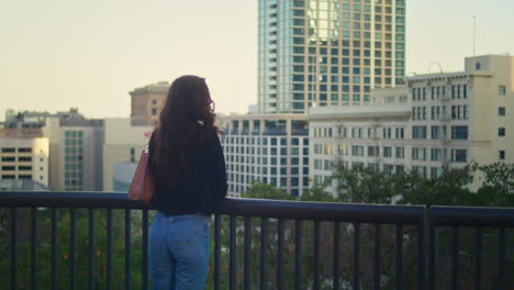 Mujer-Atractiva-Mira-A-Su-Alrededor-De-Pie-En-El-Paisaje-Urbano.-Chica-Asiática-Esperando-A-Alguien.