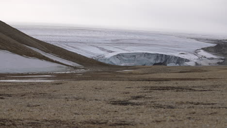 Glaciar-En-La-Isla-De-Svalbard,-Noruega,-Amplia-Vista-De-La-Capa-De-Hielo-En-La-Costa-Del-Fiordo-De-Palanderbukta