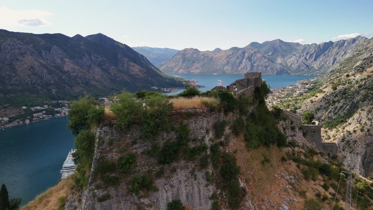 Kıyıdaki Kotor Karadağ'ın yükseklerinde San Giovanni Kalesi'nin havadan görünümü