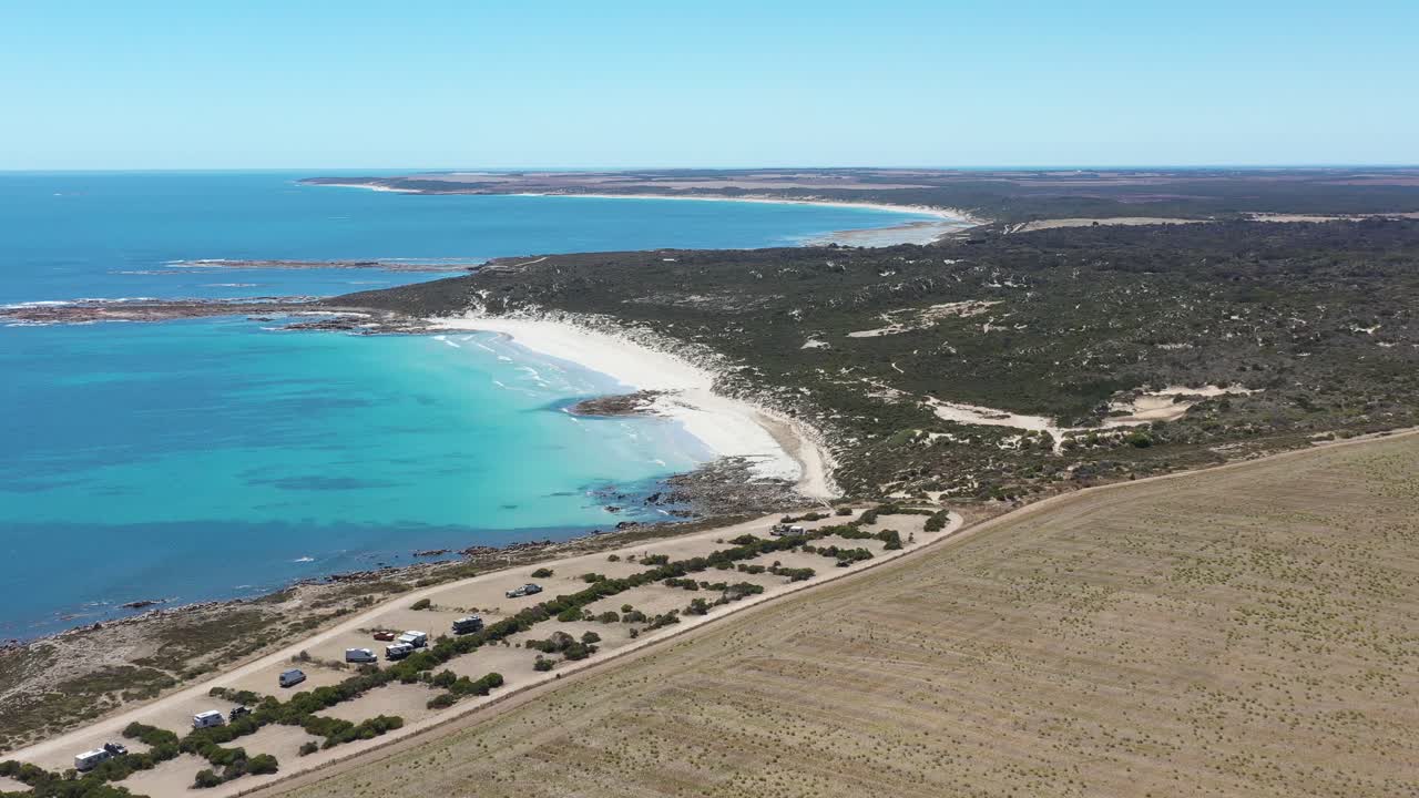 호주 요크 반도에 있는 데일리 헤드 해안의 푸른 파도의 훌륭한 항공 샷