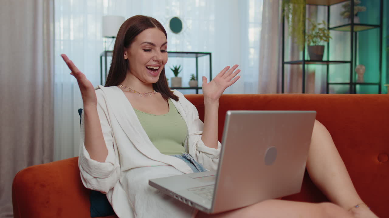 놀란 젊은 여성은 노트북 컴퓨터를 사용하고, 좋은 소식 메시지를 받으며, 승리에 충격을 받고, 승리를 축하합니다.