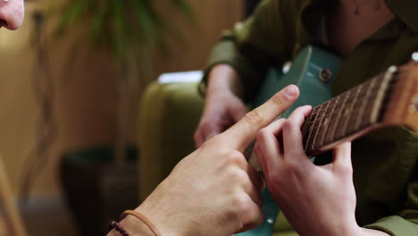 Gente-En-Una-Clase-De-Guitarra