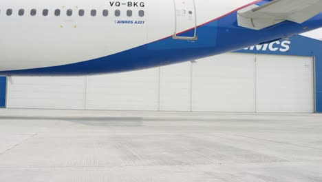 avión en el hangar