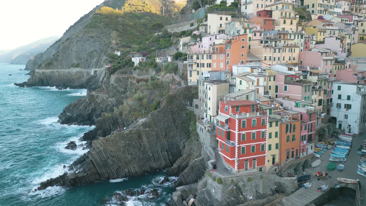 wunderschöne drone-aufnahme entlang der küstenlinie von cinque terre riomaggiore, italien