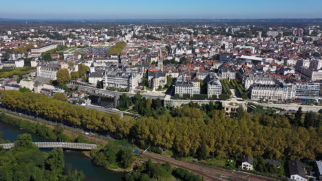 Hermosa-Vista-Aérea-Del-Tren-Pau-Francia-Pasando-Por-El-Castillo-Del-Río-Give