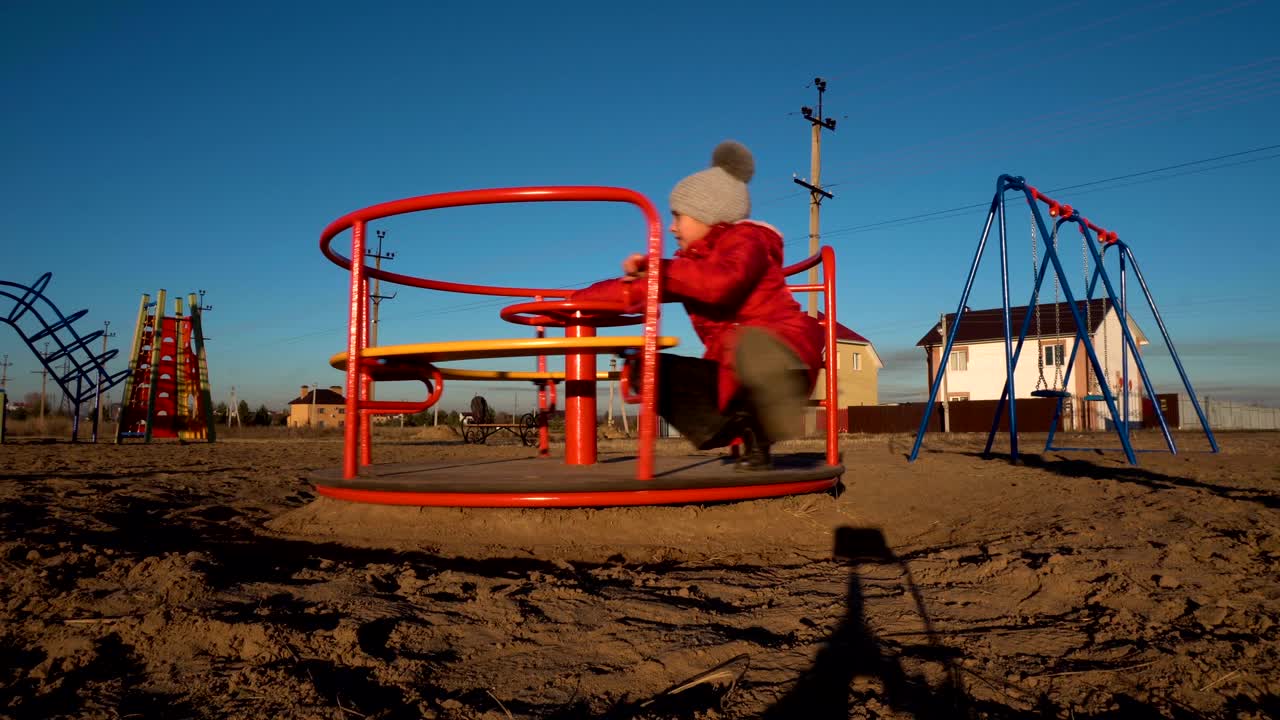 카루셀에 타는 소녀