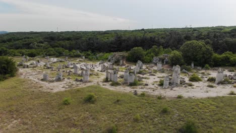 Toma-Panorámica-Aérea-De-Ruinas-Antiguas,-Bulgaria-2