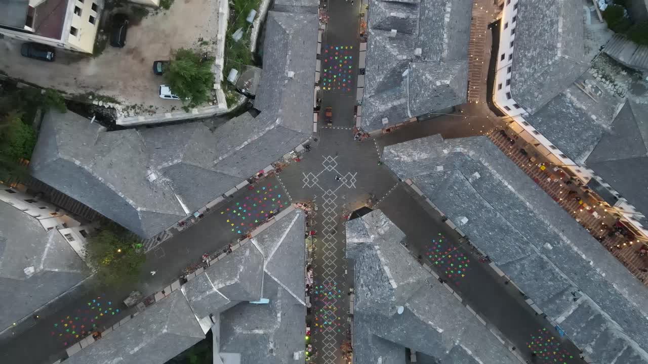edificio cultural histórico albanés con techo arquitectónico de una antigua casa de azulejos