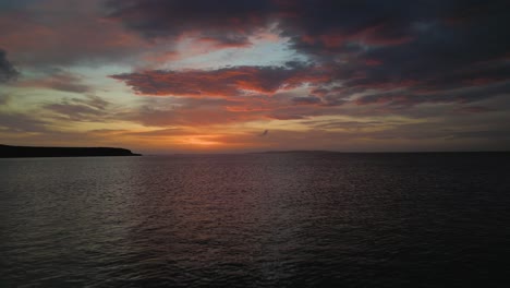 la impresionante puesta de sol en el golden strand 4k imágenes cinematográficas de drones - co