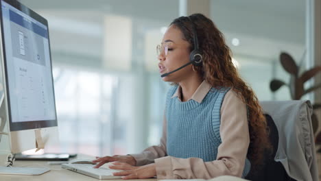 centro de llamadas, computadora y mujer de negocios