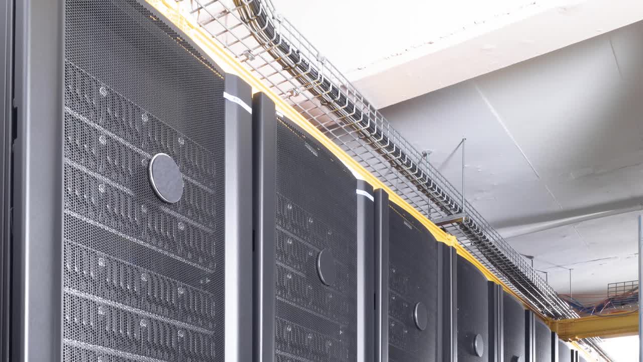 video de un pasillo vacío con una fila de servidores de computadoras