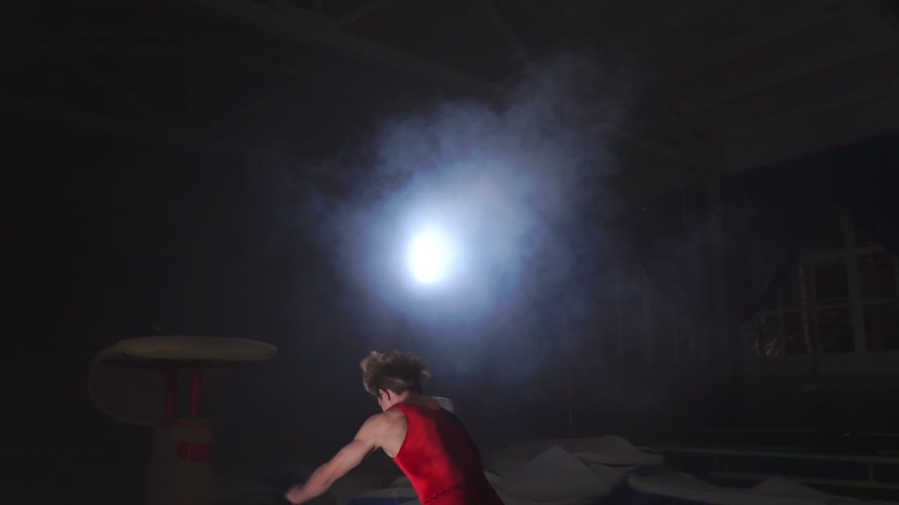 гимнастка гимнастика сальто упражнение hd замедленное видео. спортсмен сальто