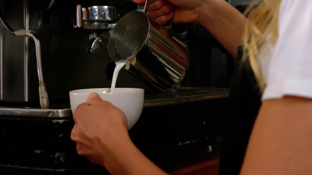 커피 한 잔을 만드는 웨이트리스