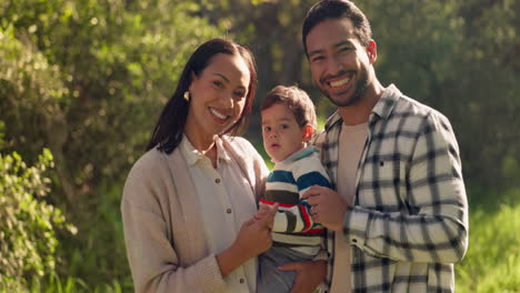 cara, familia y sonrisa en la naturaleza en vacaciones