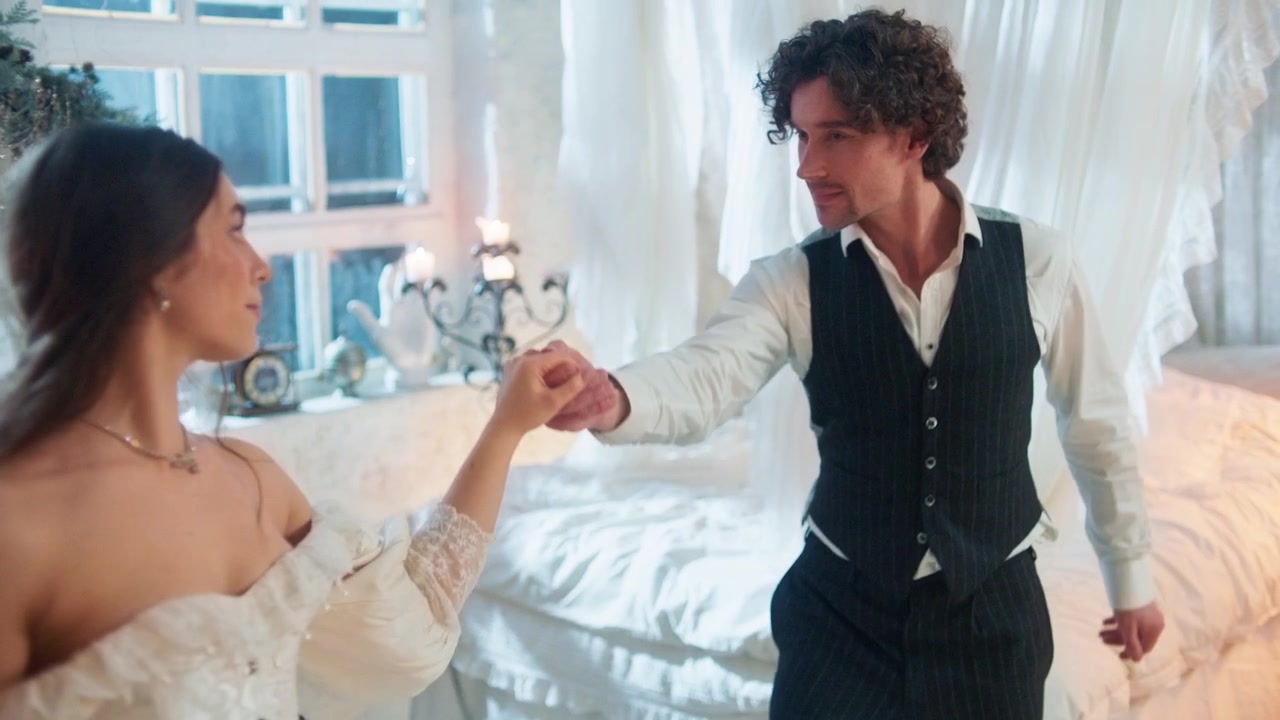 Casal Romântico de Mãos Dadas e Sorrindo em um Quarto Elegante.