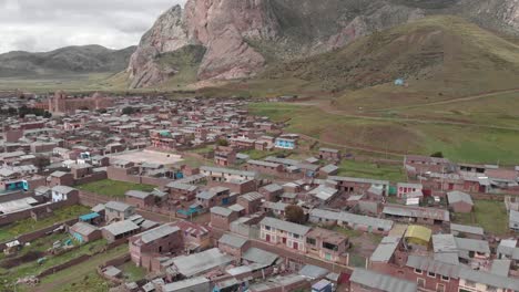 Aufsteigende-Luftaufnahme-Einer-Kleinen-Stadt-Auf-Einem-Hochplateau-In-Der-Nähe-Von-Titicaca-In-Peru,-Pucara