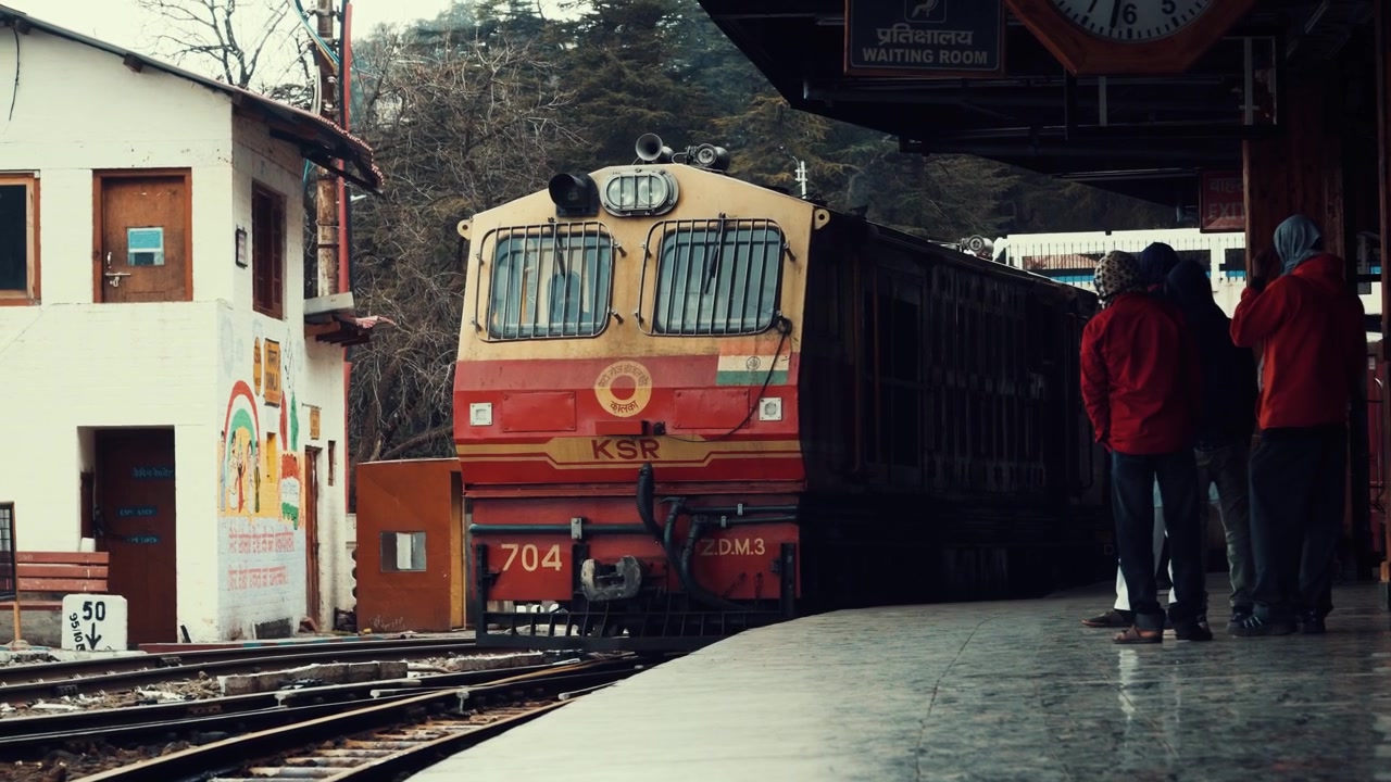 Die Shimla-Kalka Spielzeugeisenbahn fährt in den Bahnhof ein.