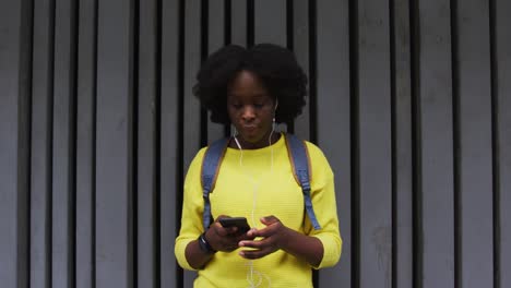 Mujer-Afroamericana-Usando-Un-Teléfono-Inteligente-En-La-Calle