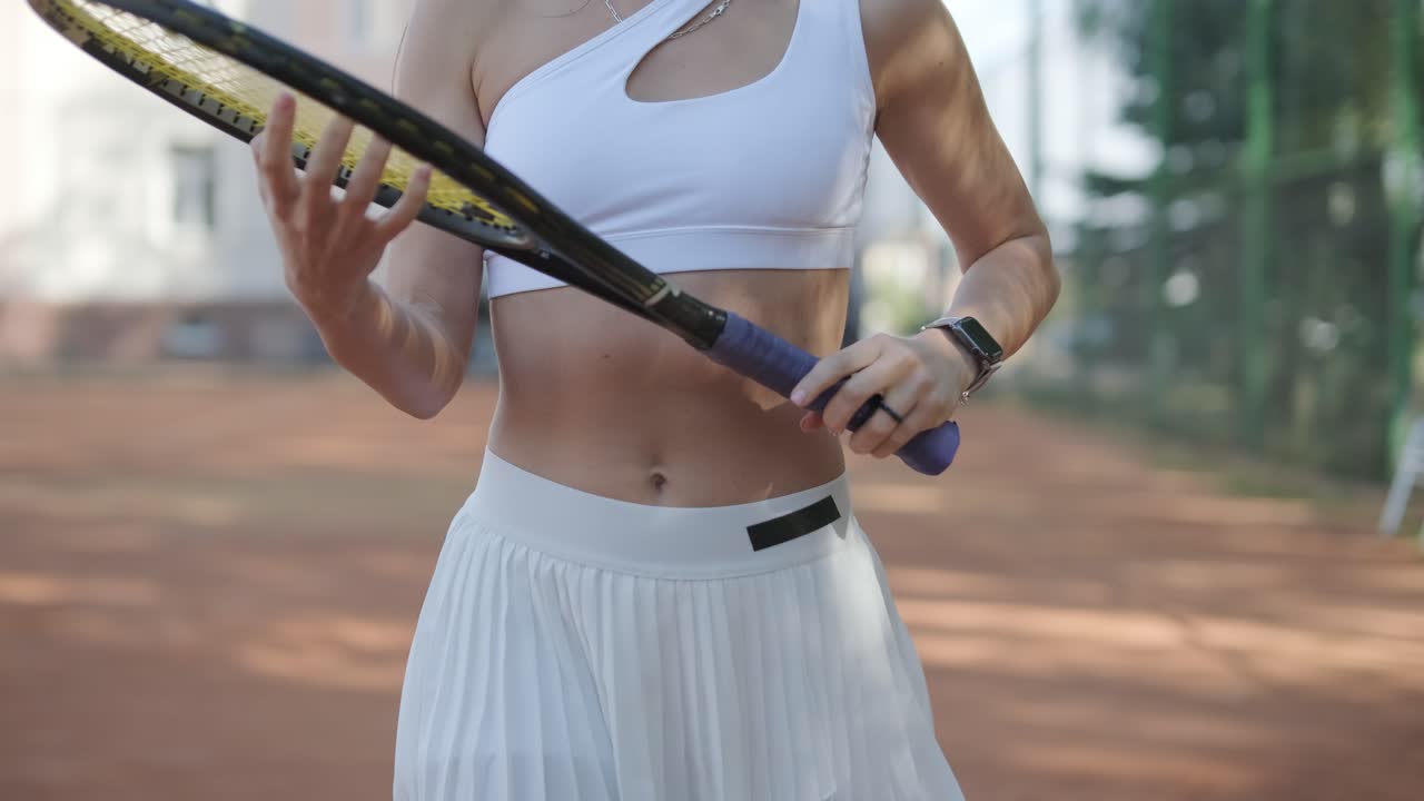 아름다운 테니스 소녀가 야외 코트에서 을 연습하고 있습니다.