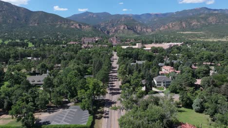 drone flyover camino al famoso hotel en colorado springs, escapada de lujo y destino de viaje en los estados unidos