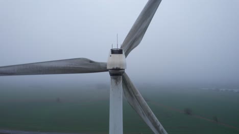 Vista-De-Primer-Plano-Extremo,-Molino-De-Viento-Girando-Produciendo-Energía-Eólica-Y-Energía-Renovable---Toma-Constante