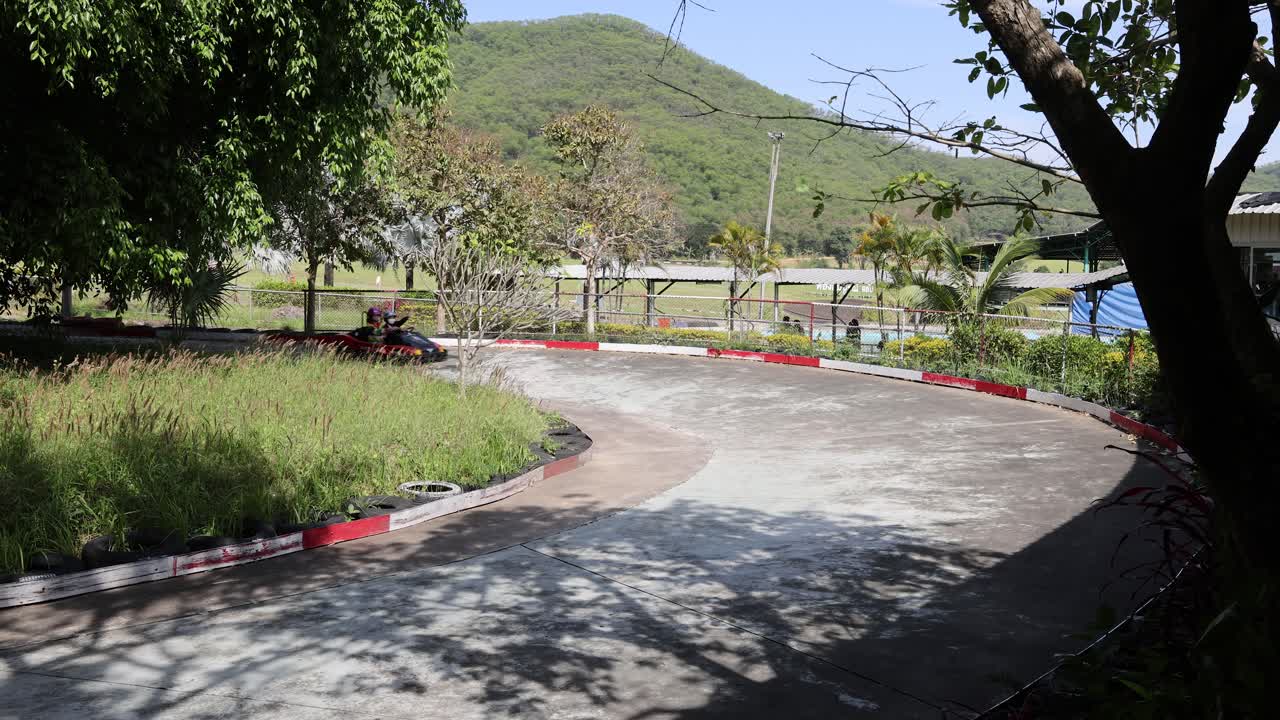 고카트는 구부러진 야외 트랙을 빠르게 이동합니다.