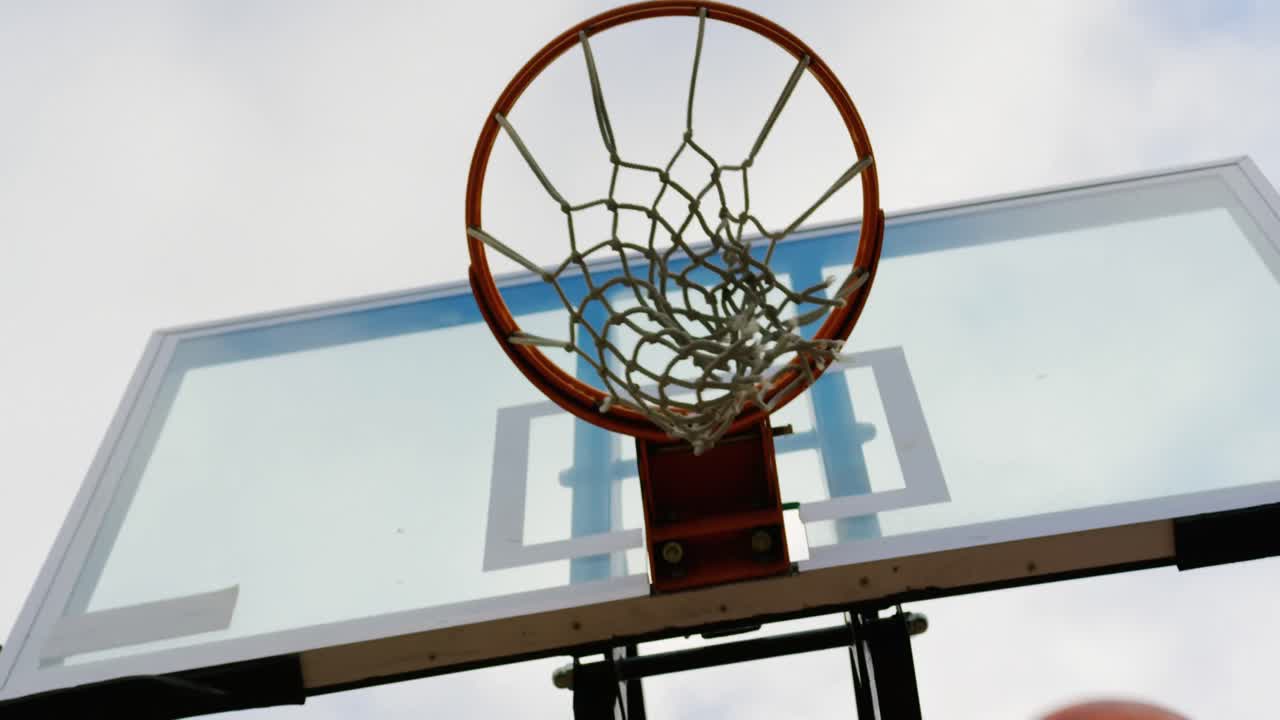 баскетболисты играют в баскетбол 4k