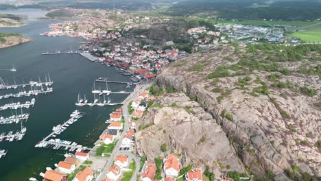 Fjallbacka,-Puerto-De-Suecia-Y-Acantilado-Volando