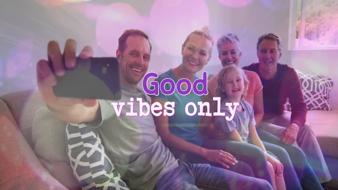 스마트 폰을 사용하는 백인 가족을 통해 좋은 진동의 애니메이션만 텍스트