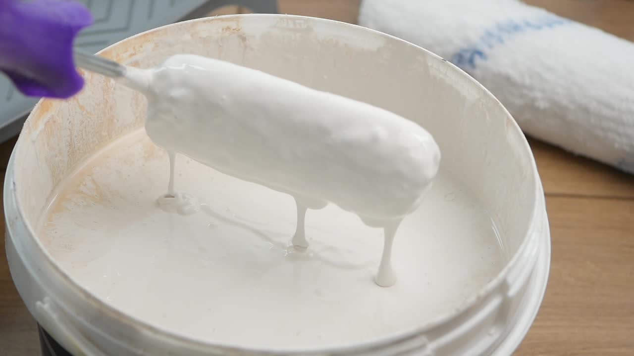 페인트 롤러로 그림을 그리는 것