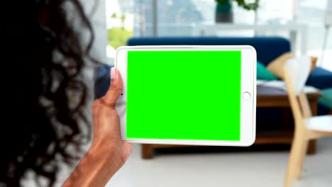 mujer ejecutiva que usa tableta digital 4k