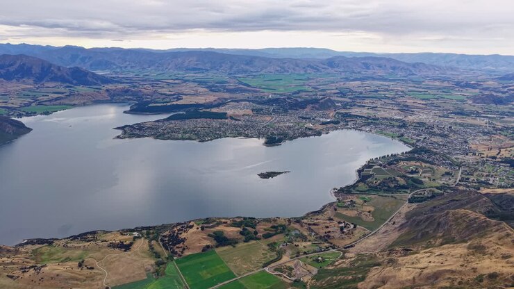 Vista aerea del lago Wanaka e della città, Otago centrale, Nuova Zelanda, scenario tranquillo
