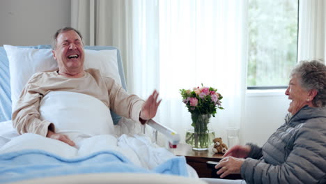 hombre viejo en la cama riendo, mujer