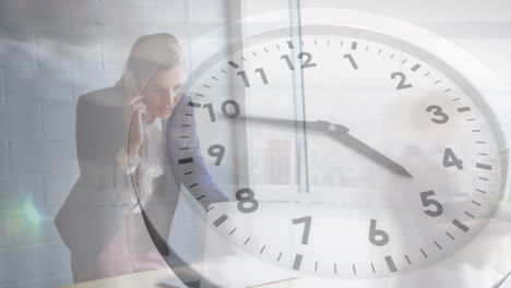 animación de reloj, lapso de tiempo de personas caminando, mujer de negocios caucásica hablando por teléfono celular