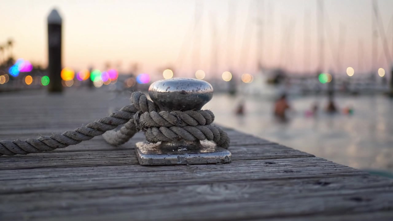 Una serata serena alla marina con barche ormeggiate e luci vivaci che si riflettono sull'acqua, catturando la bellezza della natura e delle attività ricreative.