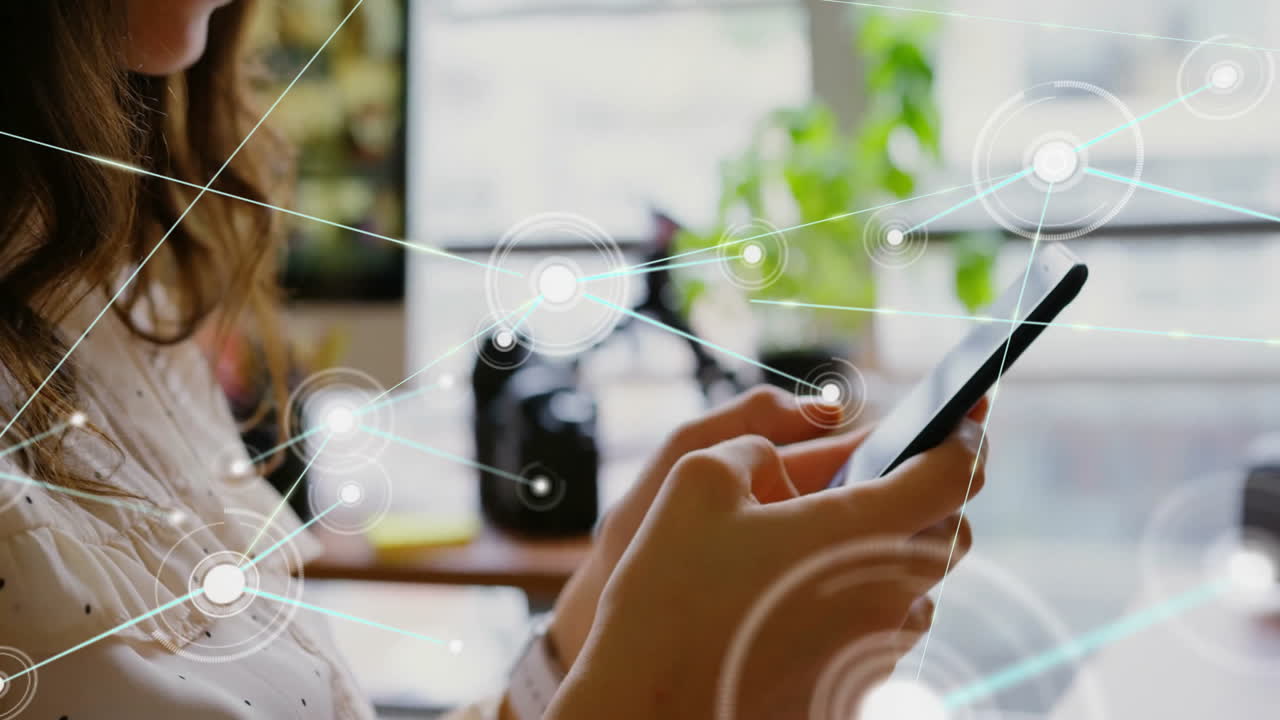 conexiones de red y animación de puntos de datos sobre la persona que utiliza el teléfono inteligente en la oficina
