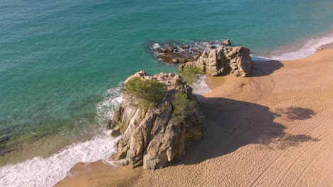 Cala-Canyelles-Lloret-De-Mar-Luftaufnahme-Mit-Drohne-Strand-Ohne-Menschen-Blaues-Mittelmeer-Entspannen-Transparentes-Wasser