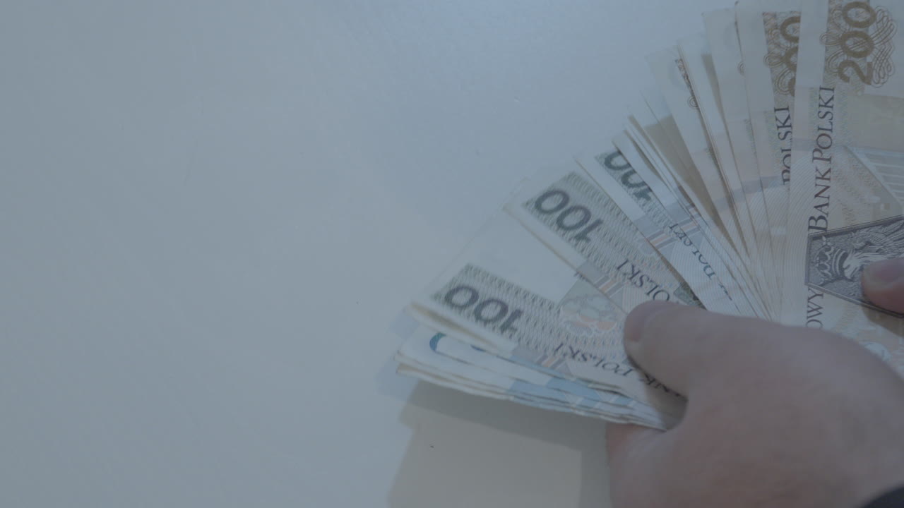 손에 든 지폐 계산