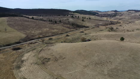 drone de montañas y árboles en europa