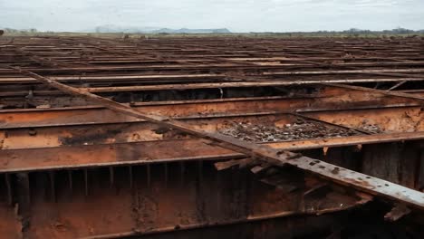 los restos oxidados de un barco abandonado